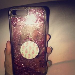 A pink glitter case with hearts with a🍍pop socket